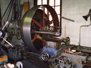 Svarvning av planremskiva 1600mm i diameter