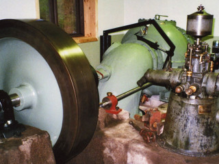 Nytillverkad turbin tillsammans med gammal utrustning